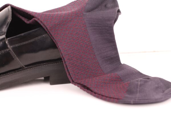 CHARCOAL BURGUNDY FISHNET OVER THE CALF SOCKS - Image 3